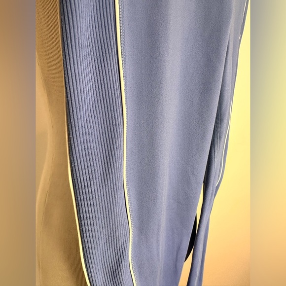 3/$15 GAP powder blue 21” cropped leggings - Picture 2 of 5